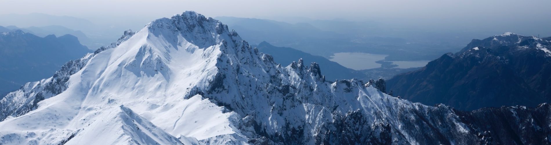 montagna innevata